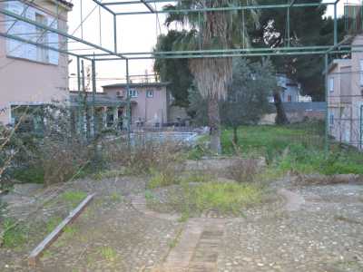 Con qualche difficolt� riusciamo anche a dare un�occhiata all�interno attraverso le strette feritoie laterali del cancello, ma ci� che possiamo scorgere � solo un spiazzo con erba alta e incolta
